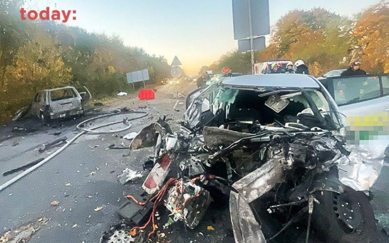 На автодорозі в Житомирській області від удару трьох автівок загинули двоє водіїв та пішохід