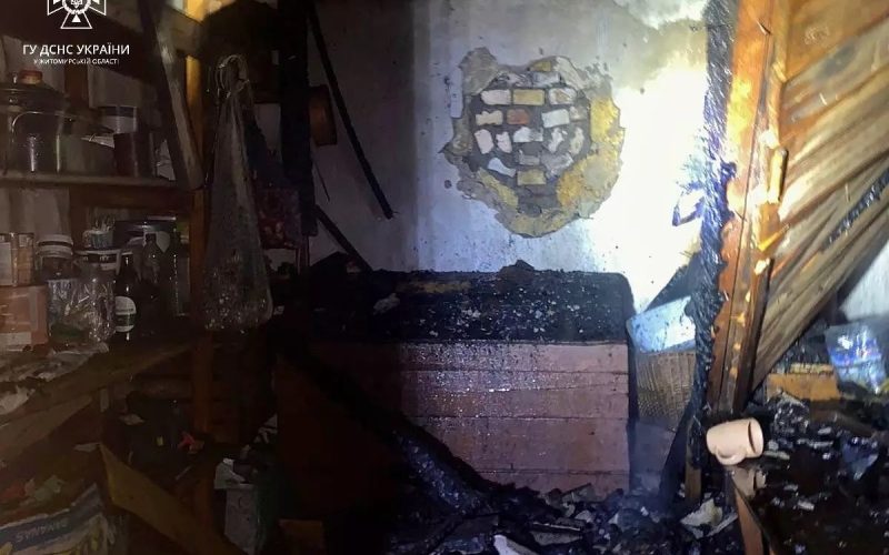 Уночі коростенські рятувальники ліквідовували пожежу в дерев’яній господарській будівлі