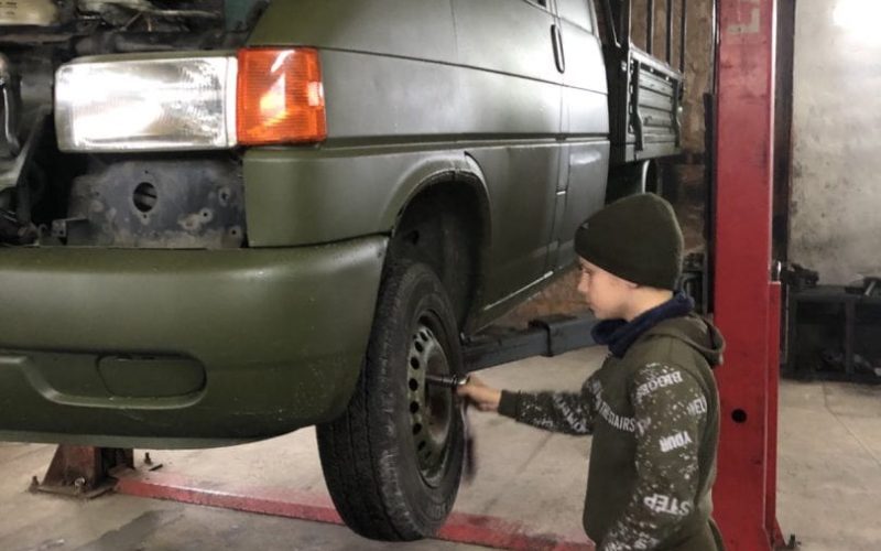 Олевська громада знову передала автомобіль для одного із земляків-захисників