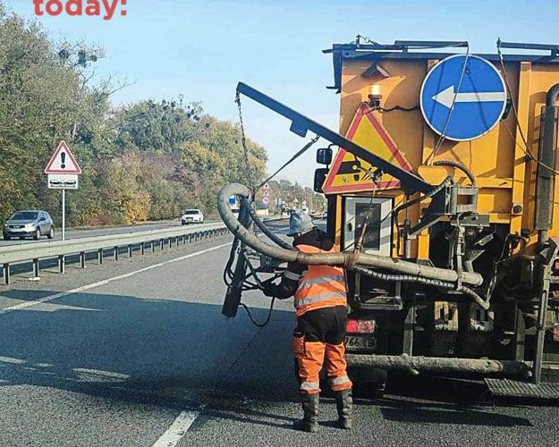 На трасі в Коростенському районі латають ями та встановлюють сезонні дорожні знаки