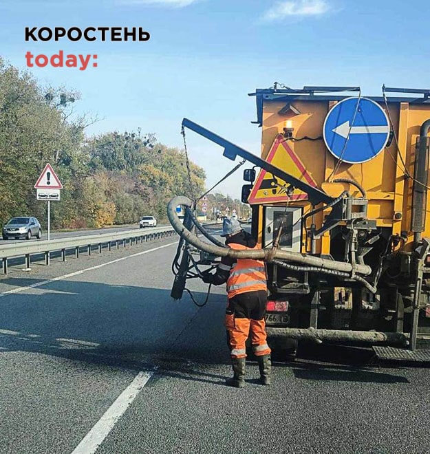 На трасі в Коростенському районі латають ями та встановлюють сезонні дорожні знаки
