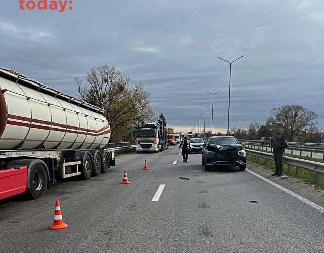 На трасі в Житомирській області народний депутат на Mercedes  на смерть збив 18-річну дівчину
