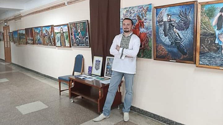 Художник з селища Коростенського району вшосте презентує виставку “Незламна”