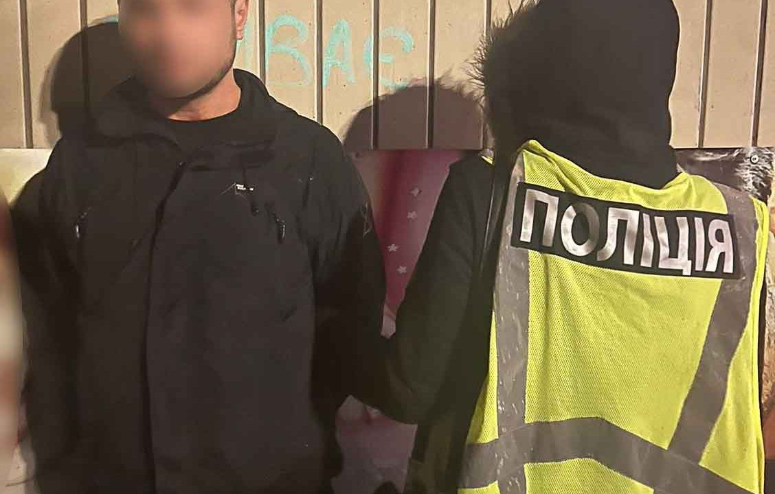 Продавав наркотики на зупинці – у столиці затримали водія маршрутки “Київ – Малин”