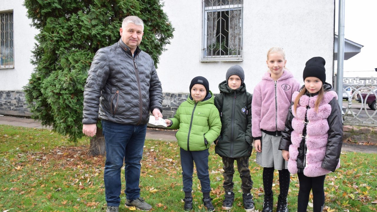В одній з початкових шкіл Олевської громади, де навчається 11 дітей, провели ярмарок та зібрали кошти для ЗСУ