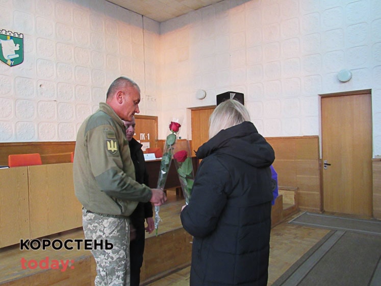 На позачерговій сесії міськради в Малині родичам загиблих захисників вручили «За мужність»