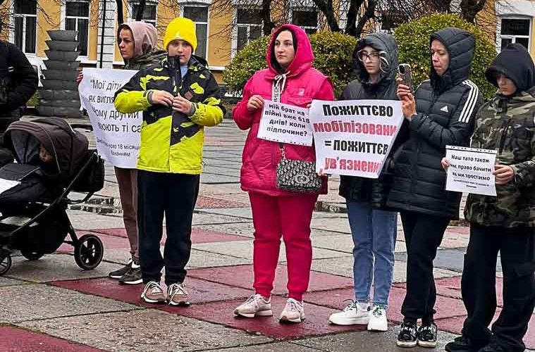 У Житомирі рідні військових вийшли на мітинг: вимагають демобілізації