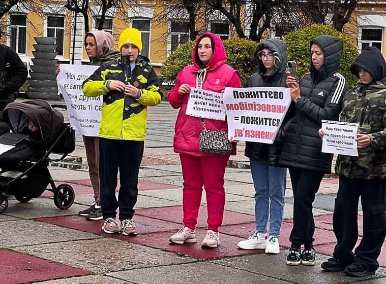 У Житомирі рідні військових вийшли на мітинг: вимагають демобілізації