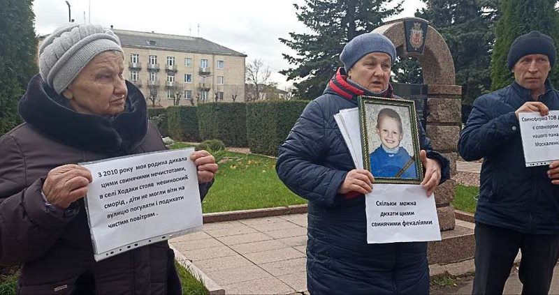 Під стіни міськради в Коростені вийшли рідні хлопчика, який помер від отруєння: вимагали закрити свиноферму