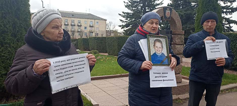 Під стіни міськради в Коростені вийшли рідні хлопчика, який помер від отруєння: вимагали закрити свиноферму