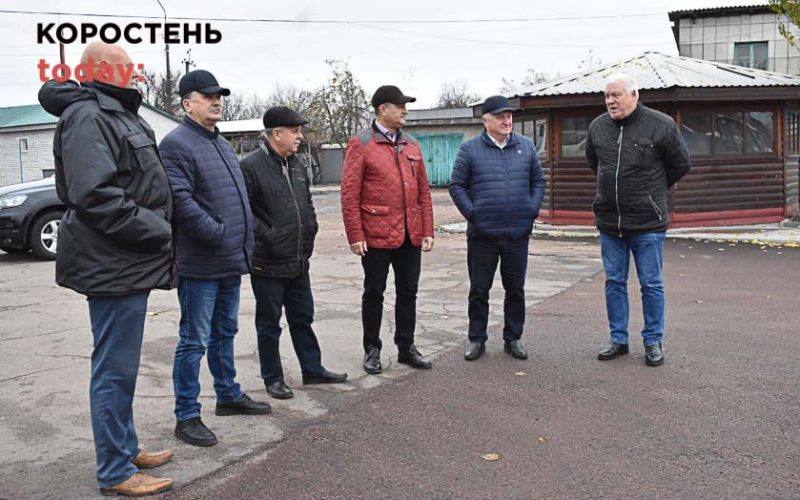 Мер Коростеня із заступником пішли подивитися на техніку у КВГП