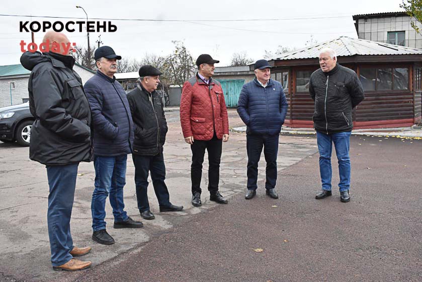 Мер Коростеня із заступником пішли подивитися на техніку у КВГП
