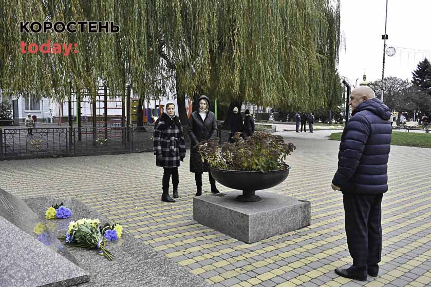 У Коростені покладанням квітів до пам’ятних знаків відзначили День гідності та свободи