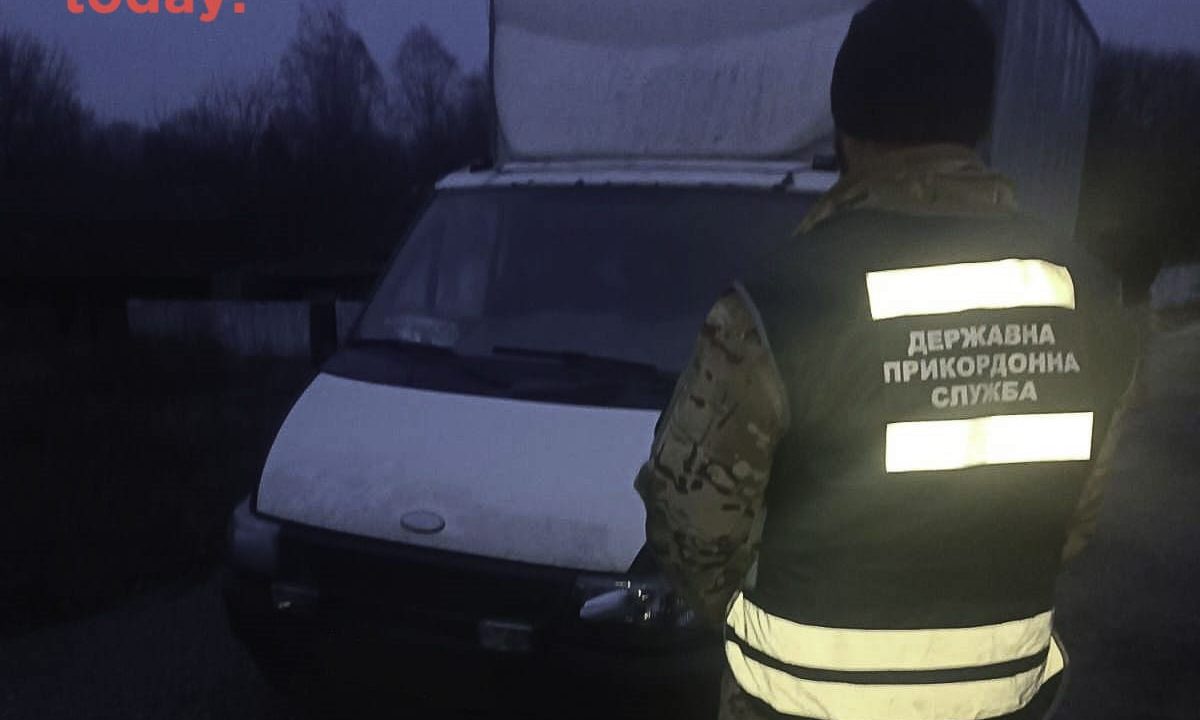 На Житомирщині зупинили вантажівку, водій якої намагався вивезти із зони відчуження майже 3 тонни кори дерев