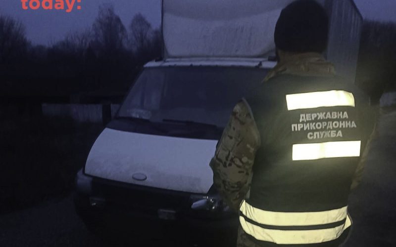 На Житомирщині зупинили вантажівку, водій якої намагався вивезти із зони відчуження майже 3 тонни кори дерев