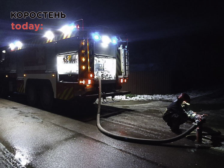 Вночі в Коростені в районі Хіммаша горів будинок: сусіди вивели на вулицю двох людей
