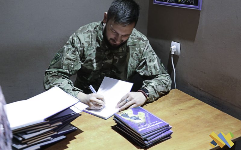 У Житомирі захисник презентував книгу, яку почав писати на війні під час операції на Київщині та Овручі