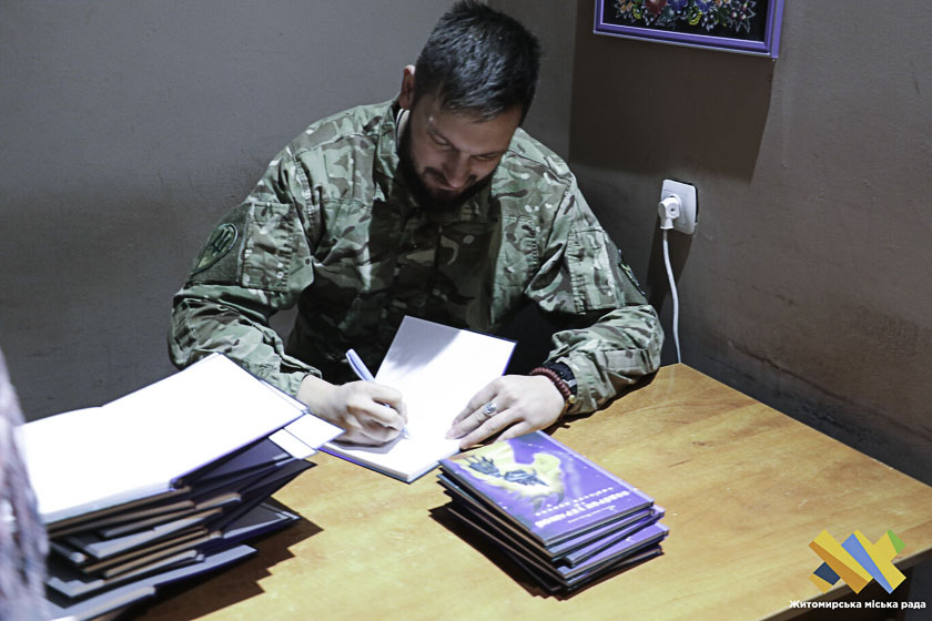 У Житомирі захисник презентував книгу, яку почав писати на війні під час операції на Київщині та Овручі