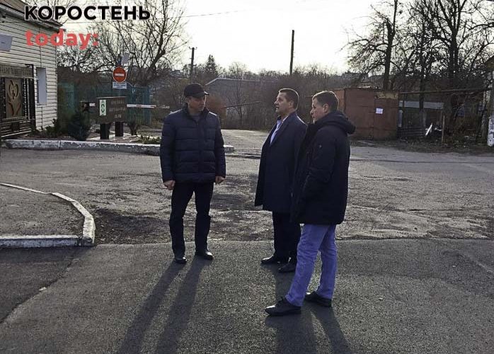 Влада Коростеня похвалилась розширенням стоянок біля міської лікарні та ремонтами