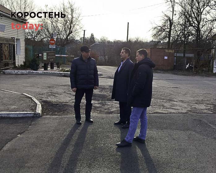 Влада Коростеня похвалилась розширенням стоянок біля міської лікарні та ремонтами