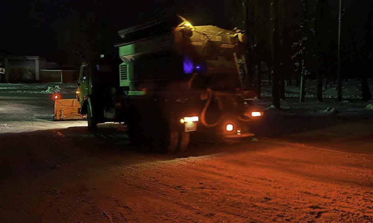 Вночі автошляхи в Коростені посипали протиожеледними реагентами, – КВГП