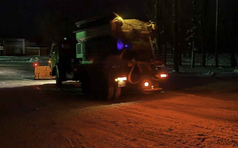 Вночі автошляхи в Коростені посипали протиожеледними реагентами, – КВГП
