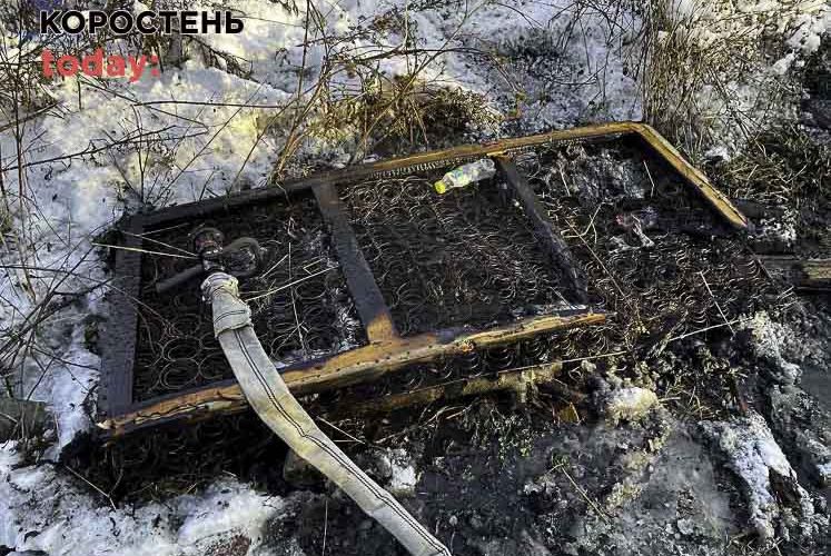 У селі на Овруччині під час пожежі вогнеборці врятували 29-річного чоловіка, який спав