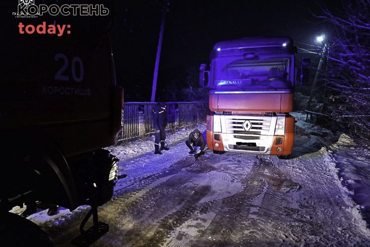 На Овруччині рятувальники відбуксирували на рівну дорогу авто з хворою та допомогли медикам спустити з другого поверху жінку з надмірною вагою