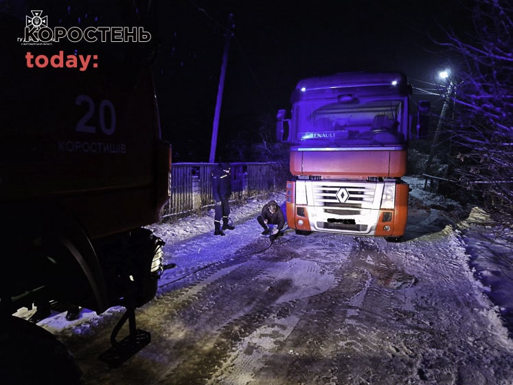На Овруччині рятувальники відбуксирували на рівну дорогу авто з хворою та допомогли медикам спустити з другого поверху жінку з надмірною вагою