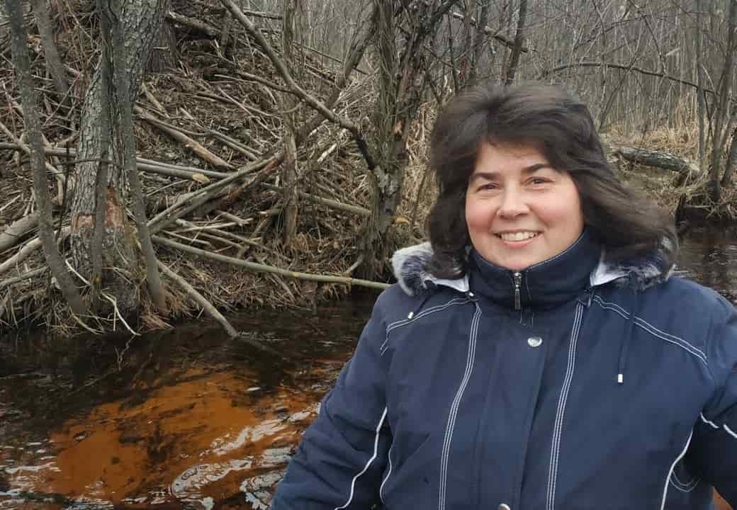 Зимував у жінки 8 років: лебедя з Овруччини передали в Поліський заповідник