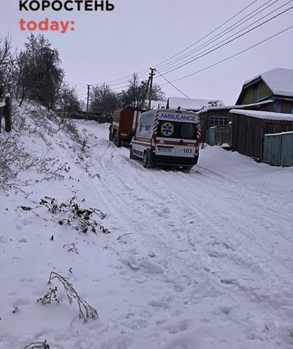 У селі на Овруччині рятувальники допомогли відбуксирувати “швидку”, в якій була травмована жінка