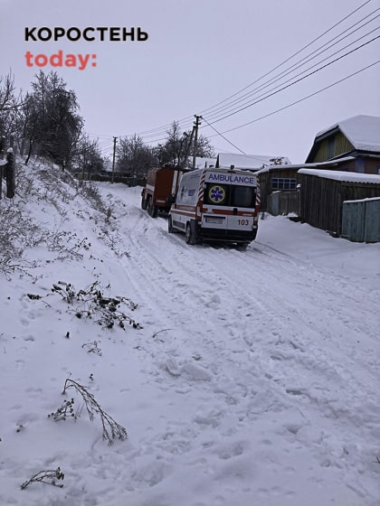 У селі на Овруччині рятувальники допомогли відбуксирувати “швидку”, в якій була травмована жінка