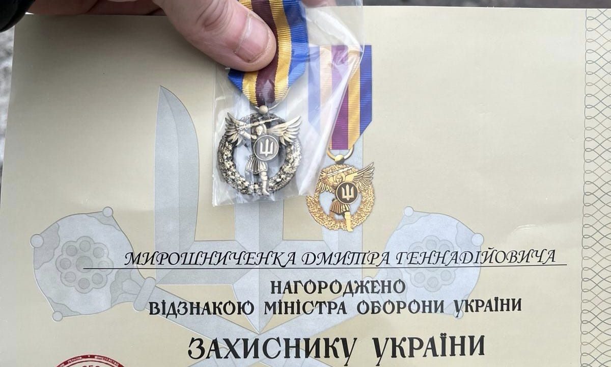 Військового з Овруцької громади Дмитра Мирошниченка нагороджено відзнакою “Захиснику України”