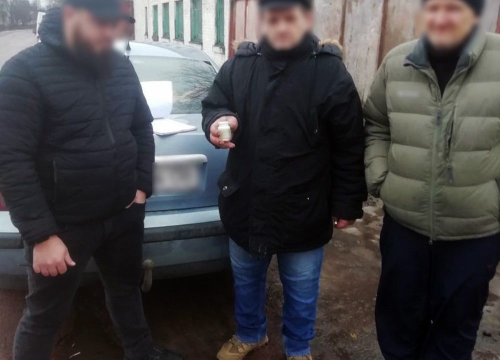 У Коростені поліцейські зупинили Volkswagen: у пасажира виявили наркотики