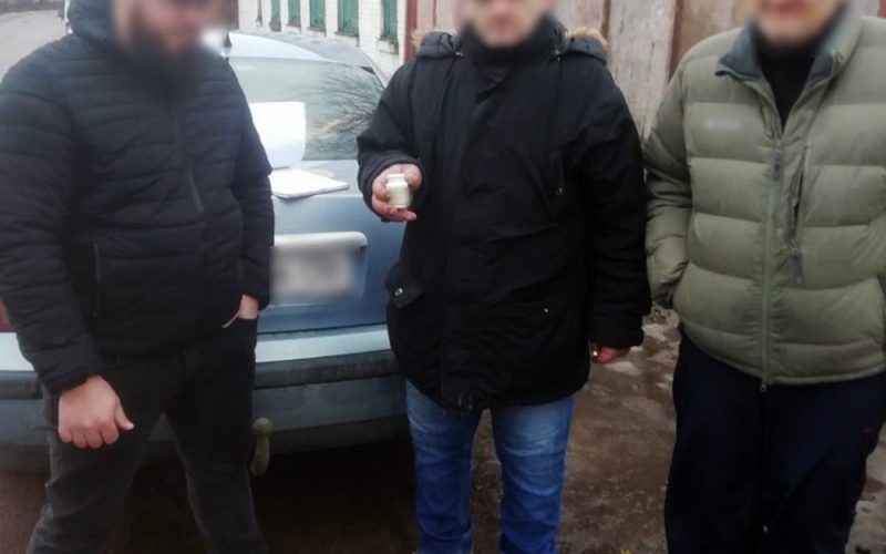 У Коростені поліцейські зупинили Volkswagen: у пасажира виявили наркотики