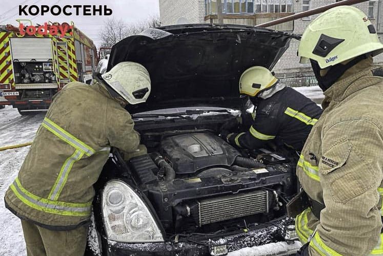 В Овручі горів автомобіль: пошкоджено шумоізоляцію двигуна