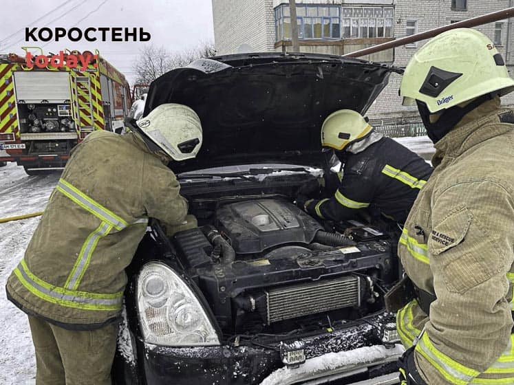 В Овручі горів автомобіль: пошкоджено шумоізоляцію двигуна