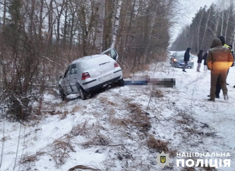 На Малинщині п’яний водій на Volkswagen врізався у дерево: загинув пасажир