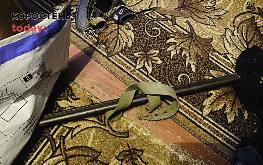 На Овруччині у будинках осіб, що мають кримінальні провадження, провели обшуки: виявили зброю та набої