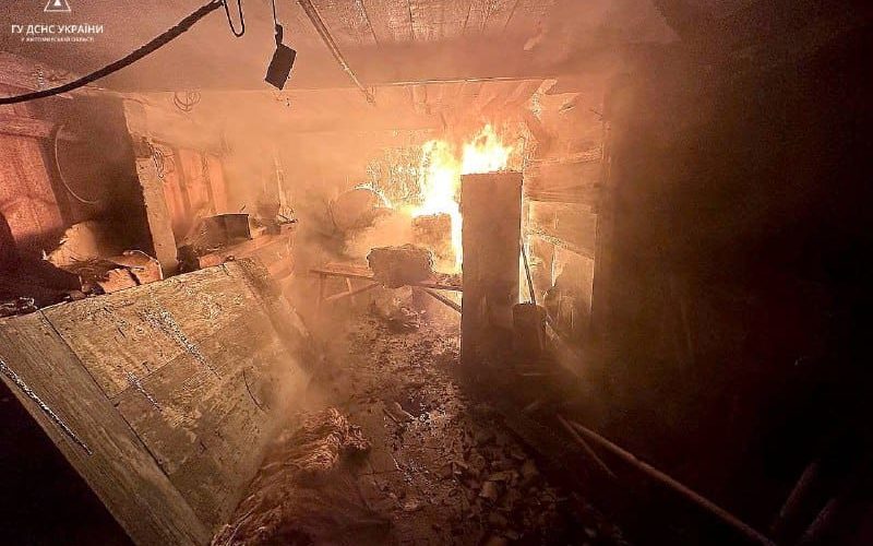 У селі Лугинської громади горів будинок: вогонь побачив сусід, а рятувальники здійснили 11 підвозів води