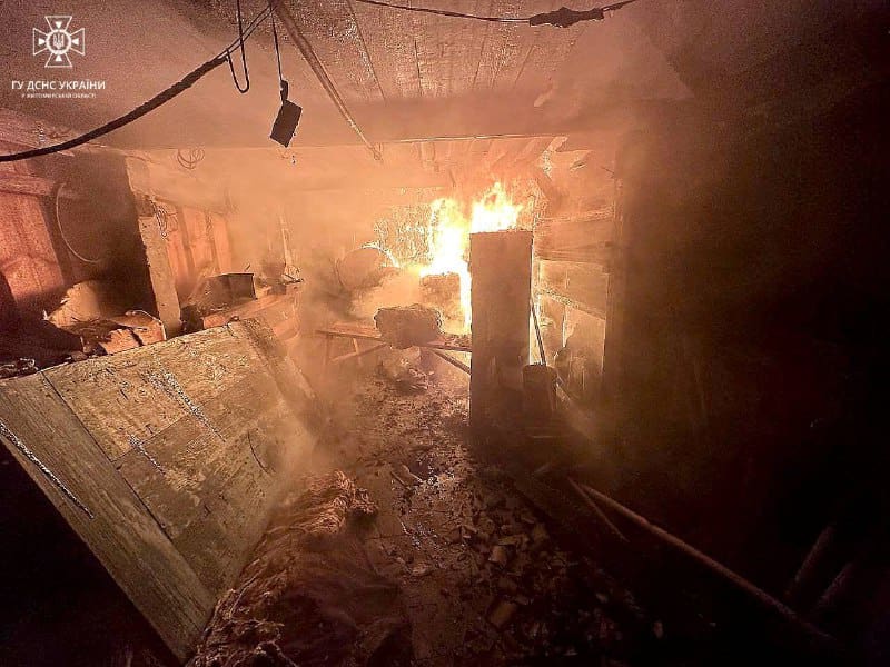 У селі Лугинської громади горів будинок: вогонь побачив сусід, а рятувальники здійснили 11 підвозів води