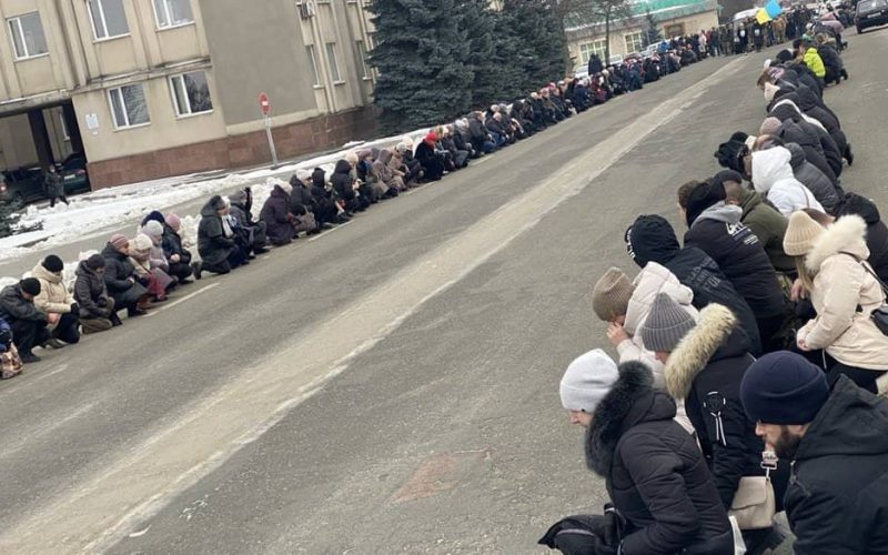 Малинчани на колінах прощалися з молодим пілотом бойового літака МіГ-29 Владиславом Залістовським
