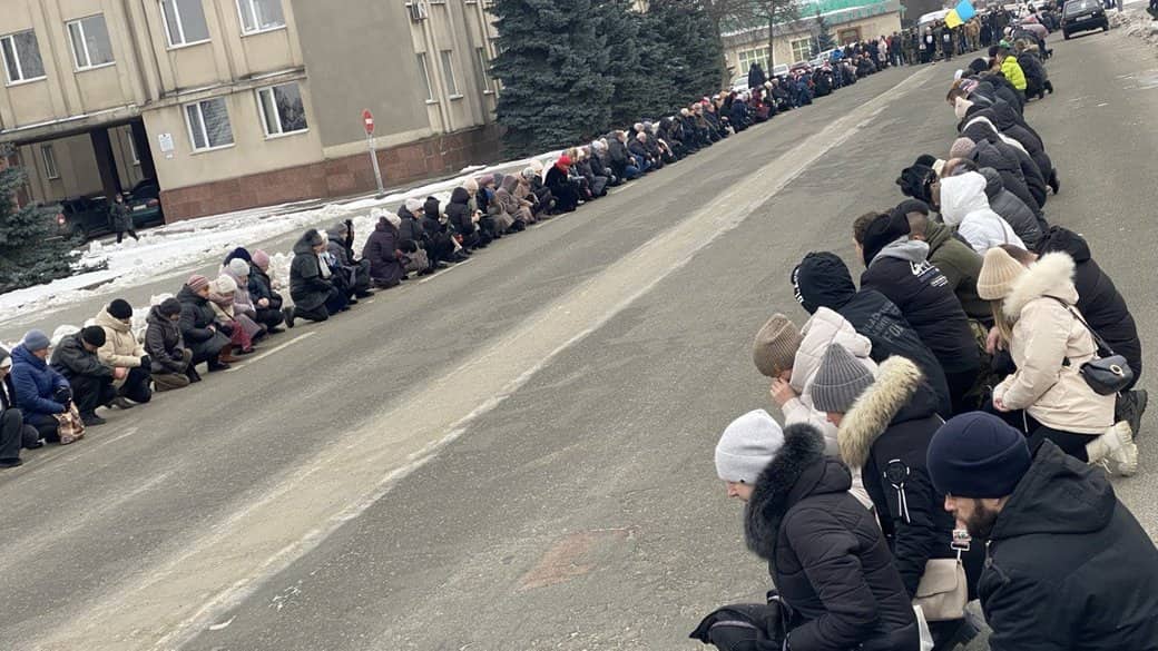 Малинчани на колінах прощалися з молодим пілотом бойового літака МіГ-29 Владиславом Залістовським