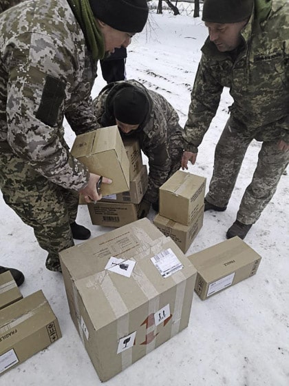 Коростенська міськрада передала військовим ноутбуки, зарядні станції, газові балони та ковдри