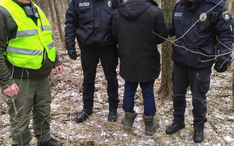 У лісі неподалік Коростеня затримали браконьєра, який вполював козулю за допомогою петлі