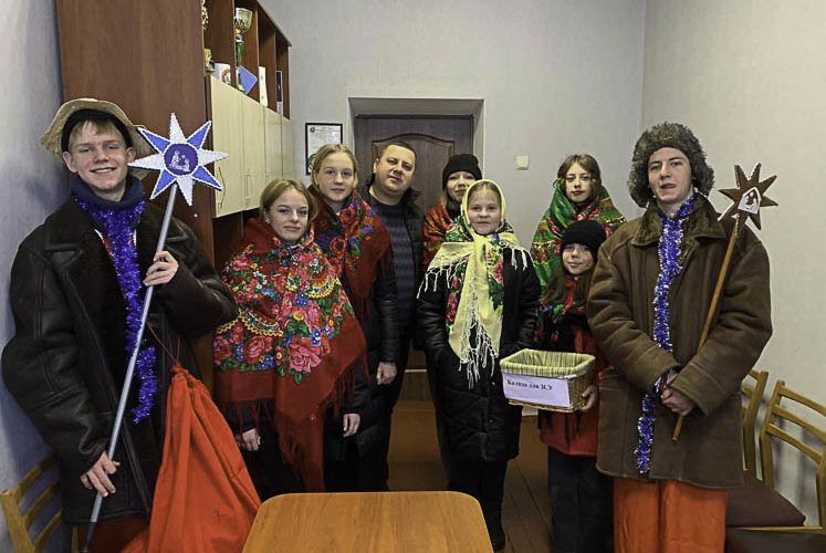 Під час новорічних та різдвяних свят учні Лугинського ліцею зібрали для воїна-захисника 20 тис. грн на протез