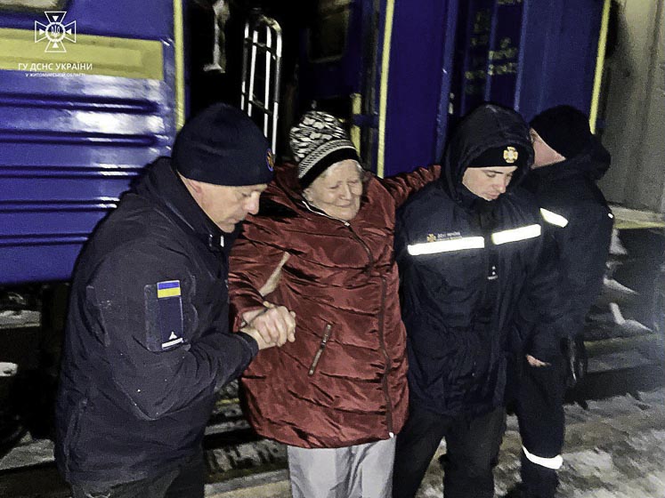 До Бердичева прибув черговий потяг з евакуйованими людьми: троє з 27-ми вирішили поселитися в Олевську