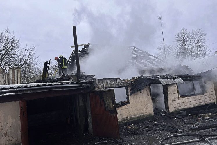 У селі Ушомирської громади горів дачний будинок: власника госпіталізували з опіками