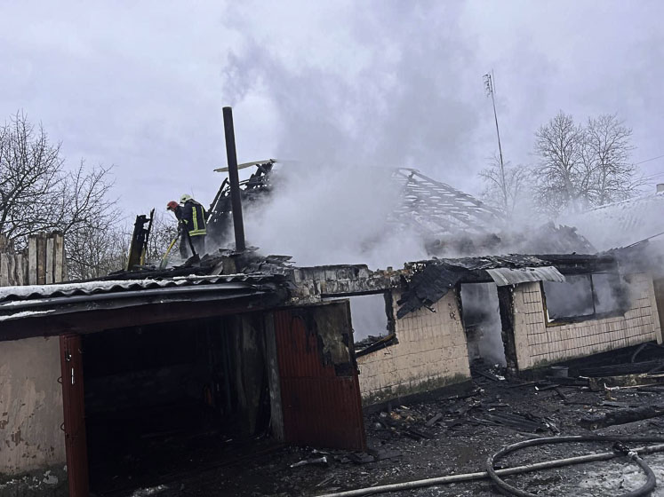 У селі Ушомирської громади горів дачний будинок: власника госпіталізували з опіками