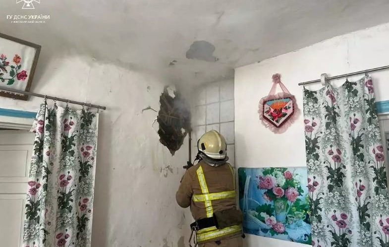 Через порушення правил влаштування пічного опалення у селі на Овруччинні горіла будівля